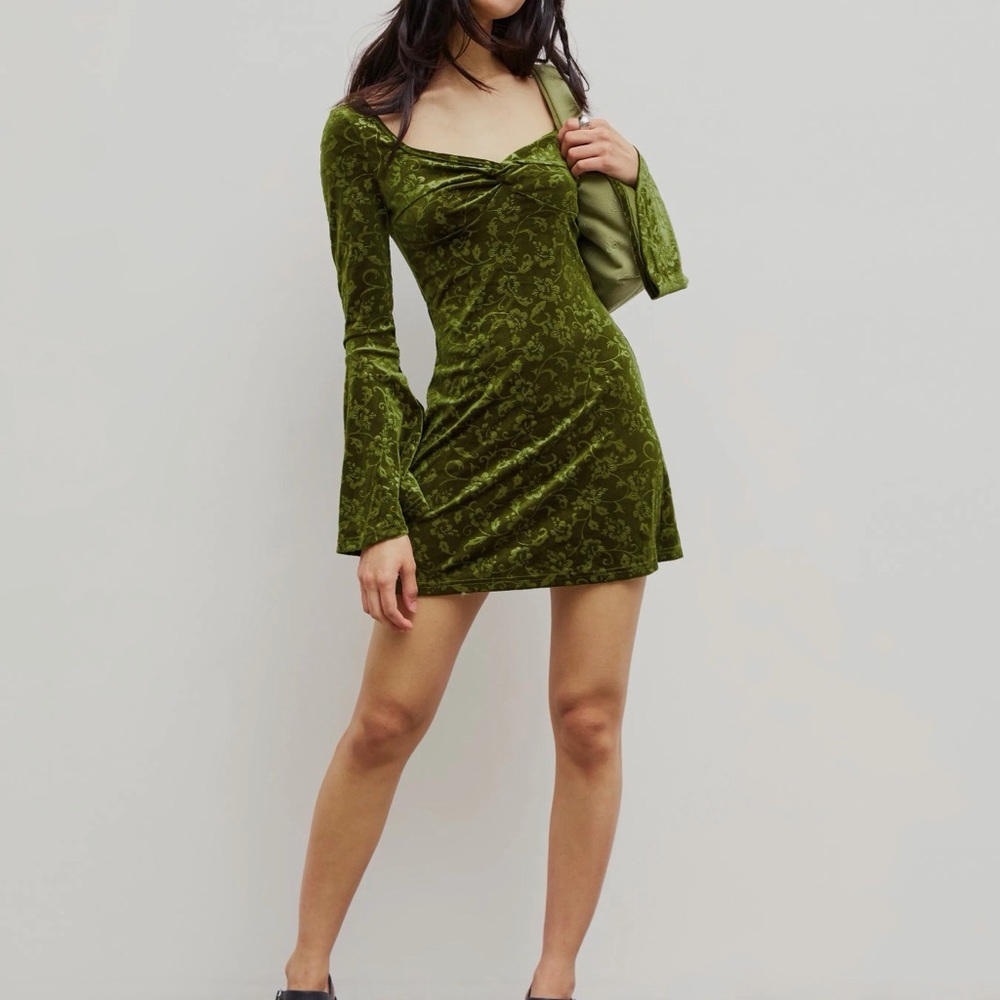 Cider Velvet Sweetheart Twist Floral Bell
Sleeve Mini Dress - Picture 4 of 11